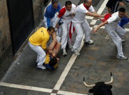 В традиционном забеге с быками серьезно пострадали три испанца (ФОТО)