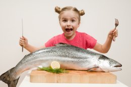 Чтобы ребенок стал хорошо себя вести, его следует кормить рыбой