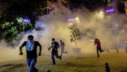В Турции не прекращаются столкновения полиции и демонстрантов