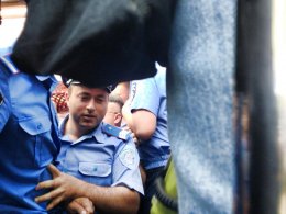 Во время штурма Святошинского РОВД милиционер украл у журналиста фотоаппарат (ВИДЕО)