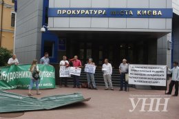 Киевляне требуют прекратить застройку Десятинного переулка (ФОТО)