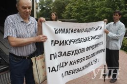 Киевляне требуют прекратить застройку Десятинного переулка (ФОТО)