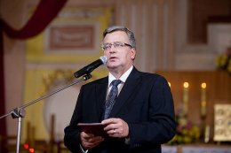 Разбитое яйцо на плече президента Польши может испортить имидж оппозиции