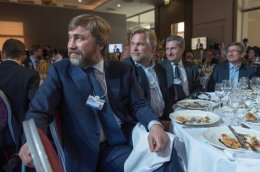 Янукович выводит на сцену новых игроков