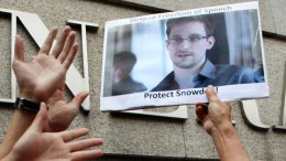 Москвичи ринулись на помощь Сноудену: женщины зовут под венец, а мужчины предлагают деньги
