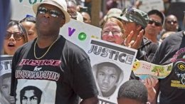 В США проходят массовые протесты против оправдания убийцы чернокожего подростка (ВИДЕО)