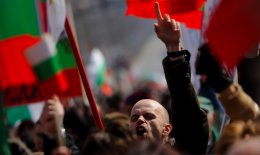 Болгарских министров забаррикадировали в парламенте