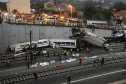 Страшная железнодорожная авария в Испании: количество жертв растет (ВИДЕО)