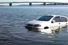В Каневе отец с сыном утопили автомобиль
