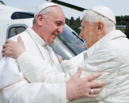 Папа Франциск выступил с откровенным заявлением в поддержку священников-геев