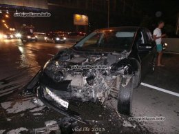В Киеве Mazda протаранила Mitsubishi (ВИДЕО)