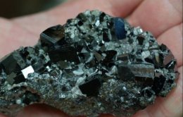 Ученые создали синтетические кристаллы, которые под давлением увеличиваются