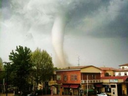 Север Италии атаковал разрушительный смерч (ВИДЕО)