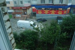 В Луцке свирепствует стихия: затопило целый квартал (ФОТО+ВИДЕО)
