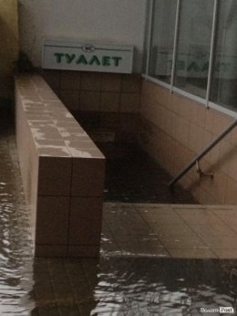 В Луцке свирепствует стихия: затопило целый квартал (ФОТО+ВИДЕО)