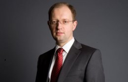 Яценюк заявил, что Мельнику "устроили взятку"