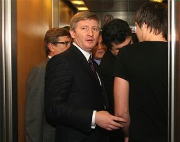 Украинские олигархи стремятся в Европу, но боятся Россию