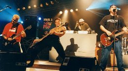 Международный скандал: американская группа Bloodhound Gang надругалась над флагом РФ (ВИДЕО)