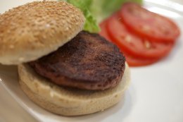 Первые в мире лабораторные гамбургеры были поданы на стол (ФОТО+ВИДЕО)