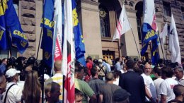 Оппозиционеры подозревают киевлян в «политической проституции»