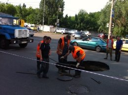 В Киеве, посреди дороги, появилась огромная яма
