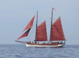 Старинный эстонский парусник с алыми парусами сел на мель