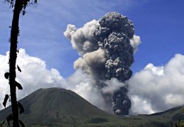 В результате извержения вулкана в Индонезии пляж с людьми засыпало раскаленным пеплом (ВИДЕО)