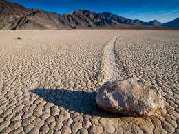 Геологи расшифровали феномен "движущихся камней" в Долине смерти