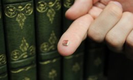 Новый микроскоп поможет прочесть микрокниги (ФОТО)