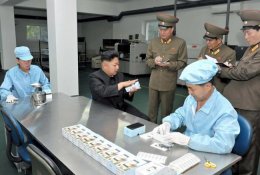 Лидер Северной Кореи одобрил первый отечественный смартфон (ФОТО)
