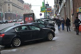 Правительство запретило организовывать парковки на тротуарах и проезжих частях