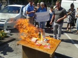 В Киеве под посольством России сожгли российские товары (ФОТО)