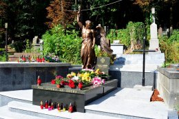 Смерть - это только начало. Или как покоятся на кладбищах украинские политики (ФОТО)