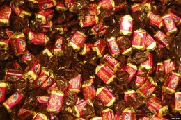 Российскую сборную забросали конфетами ROSHEN