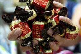 Российскую сборную накормили украинскими конфетами «Рошен» (ВИДЕО)