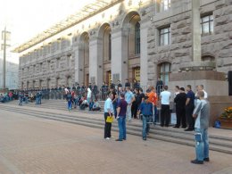 Большая часть людей, принимающих участие в митинге возле Киеврады, разошлась (ФОТО)
