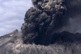 Сегодня Япония "отметила" 500-е извержение вулкана за 2013 год (ФОТО+ВИДЕО)