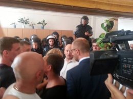 «Цирковые шоу» загоняют оппозицию в тупик