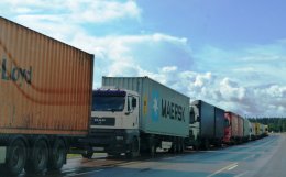 Украинские дальнобойщики уже вторую неделю стоят в очереди на растаможку в России