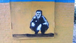 Остановку на Донбассе украшает портрет Януковича в образе гопника (ФОТО)