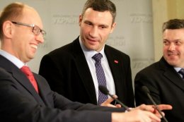 Лидеры оппозиции обвиняют друг друга в сотрудничестве с властью