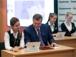 Янукович опробовал школьный планшет