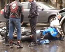 В центре Киева джип снес двух байкеров (ВИДЕО)