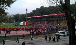 В Киеве на стадионе "Спартак" собрались участники "всеукраинского референдума" (ФОТО)