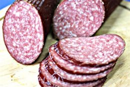 В украинских колбасах свинину заменяют курятиной