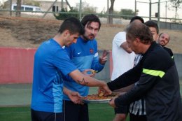 Артем Милевский объедается пахлавой прямо на тренировке (ФОТО)