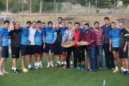 Артем Милевский объедается пахлавой прямо на тренировке (ФОТО)