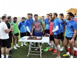 Артем Милевский объедается пахлавой прямо на тренировке (ФОТО)