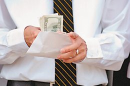 Миндоходов начало штрафовать за зарплату в конвертах