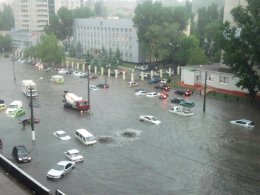 Из-за ливней в Одессе прорвало дамбу. Людей срочно эвакуируют (ВИДЕО)